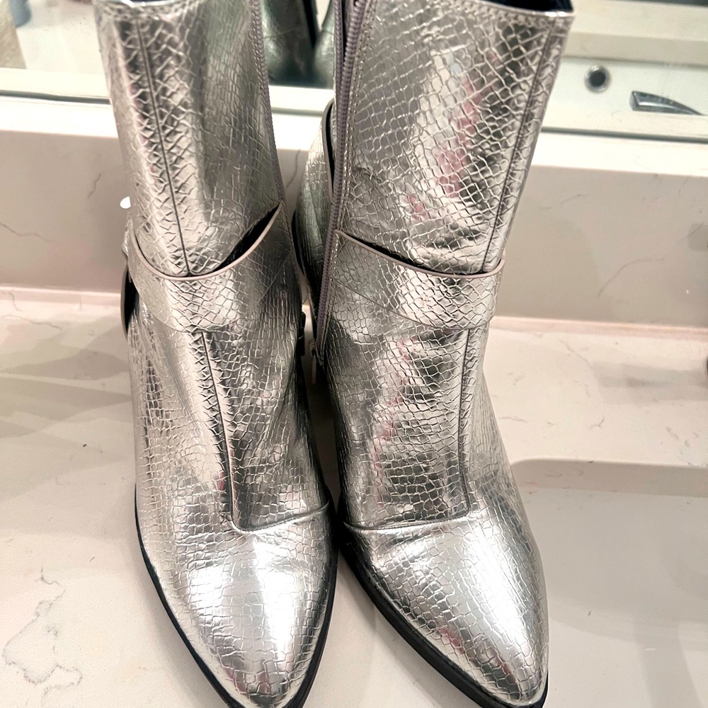 DV Dolce Vita  Boots - Picture 7 of 8